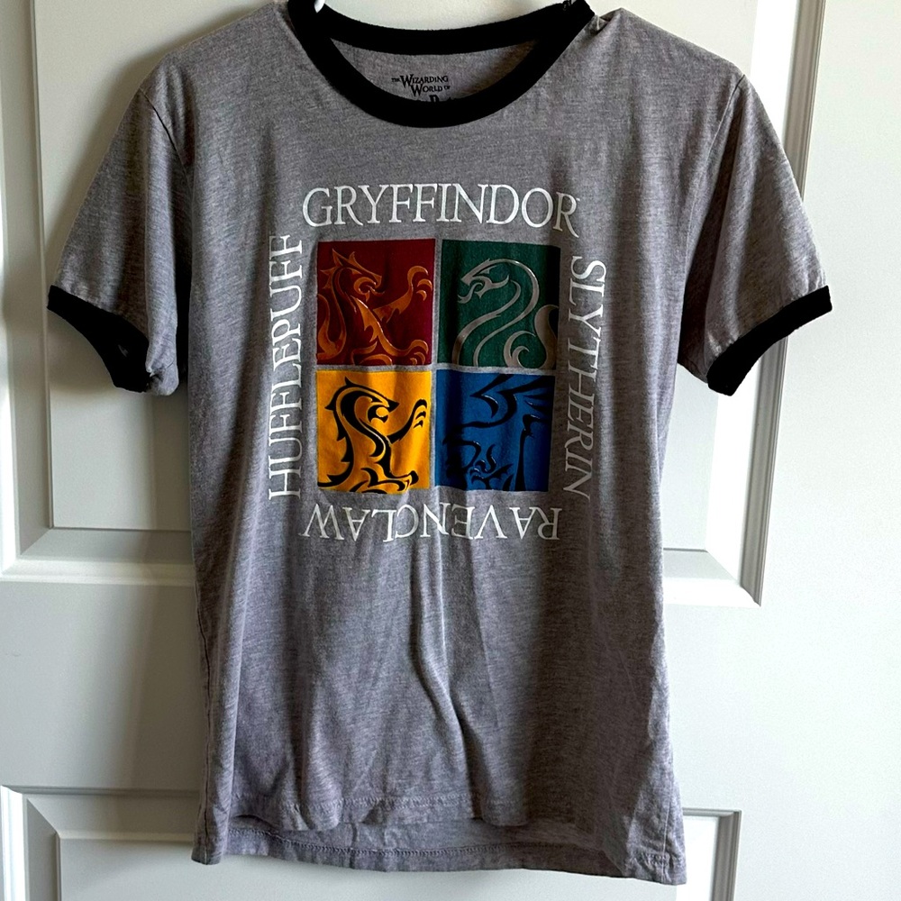 Harry Potter Universal Studios T-Shirt. Featuring the four houses S